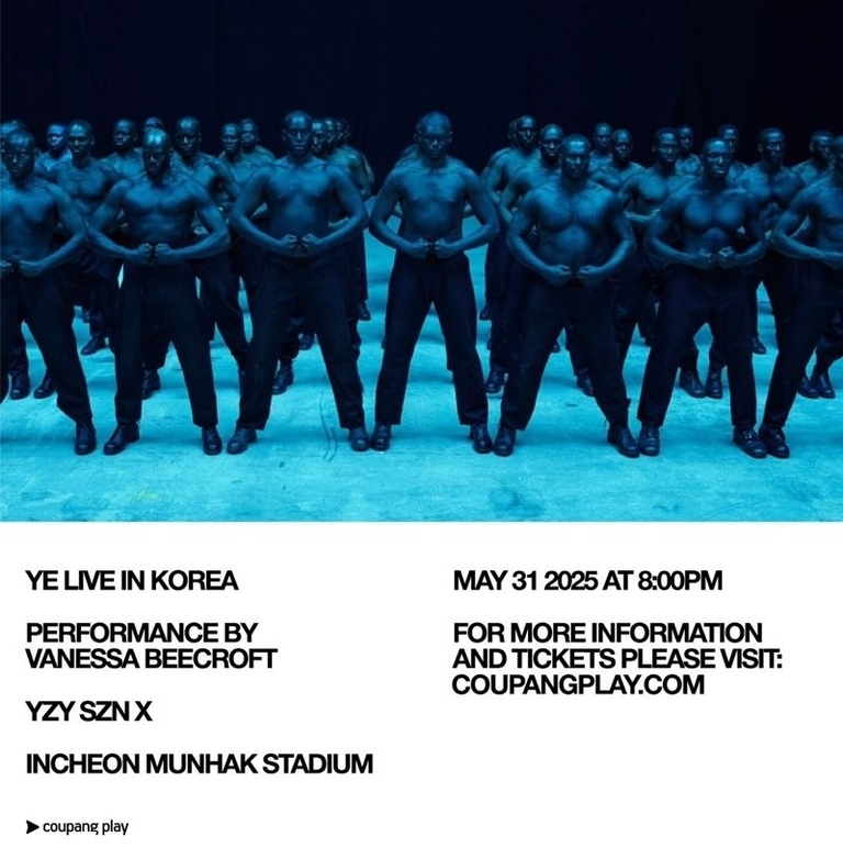 상반신을 드러낸 남성들이 여러 명 줄지어 서 있는 공연 예술 이미지와, 'YE LIVE IN KOREA', 'PERFORMANCE BY VANESSA BEEFCROFT', 'YZY SZN X', 인천 문학경기장 등 공연 정보가 적힌 흰색 배너.