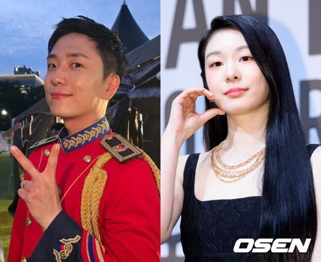 왼쪽에는 붉은 군복을 입고 손가락으로 브이자를 그리는 남성이 있고, 오른쪽에는 검정 드레스를 입고 긴 머리를 늘어뜨린 여성이 포즈를 취하고 있다.