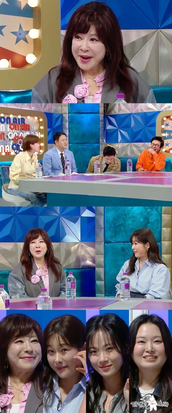 토크쇼 스튜디오에서 여러 명의 출연자들이 대화를 나누고 웃고 있는 모습과, 네 명이 함께 카메라를 향해 미소 짓는 장면이 이어짐.