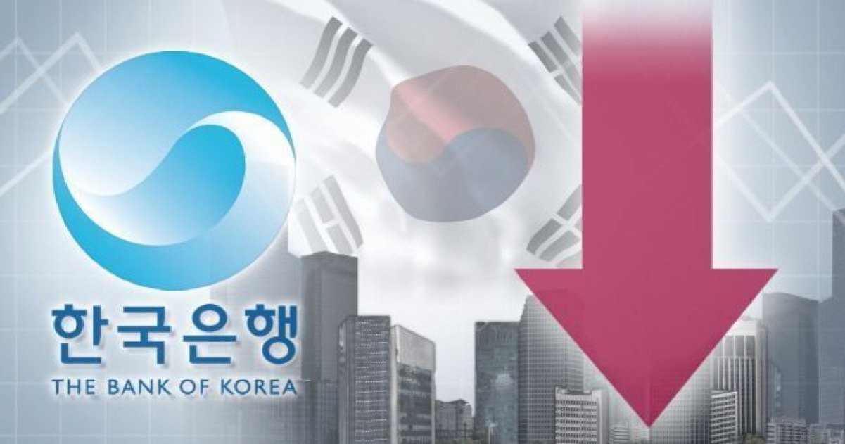 한국은행 로고와 한글 및 영어로 '한국은행 THE BANK OF KOREA'라는 문구, 배경에 태극기와 도시 건물, 오른쪽에는 큰 붉은색 하락 화살표가 있는 이미지
