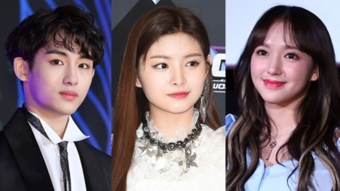 세 명의 젊은 남녀가 나란히 서서 정면을 바라보고 있는 사진. 각기 다른 의상을 입고 있으며, 검정색 수트와 넥타이를 맨 남성, 흰 드레스를 입은 여성, 하늘색 옷을 입은 여성이 있다.