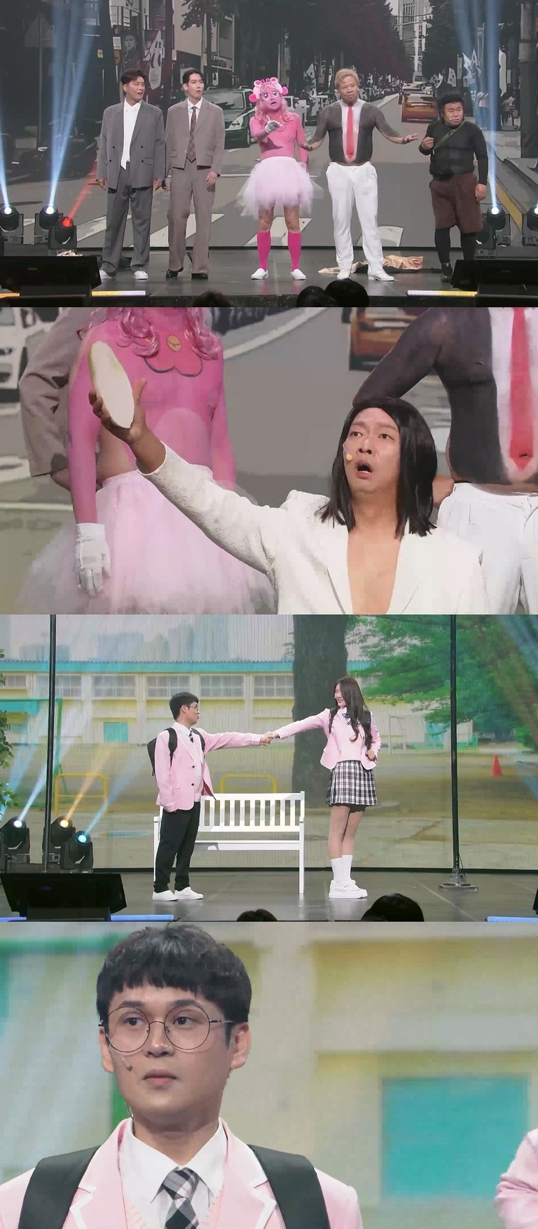 무대 위에서 여러 명의 코미디언들이 다양한 의상과 분장으로 공연을 펼치고 있다. 첫 장면에서는 정장을 입은 남성들과 핑크색 캐릭터 복장의 인물, 몸에 직접 그린 옷처럼 보이는 독특한 차림의 인물이 함께 서 있고, 두 번째 장면에는 긴 머리 가발을 쓴 사람이 무언가를 외치는 듯하다. 세 번째와 네 번째는 교복이나 학생 복장 차림으로 벤치 앞에서 손을 잡거나 클로즈업된 모습이 나온다.