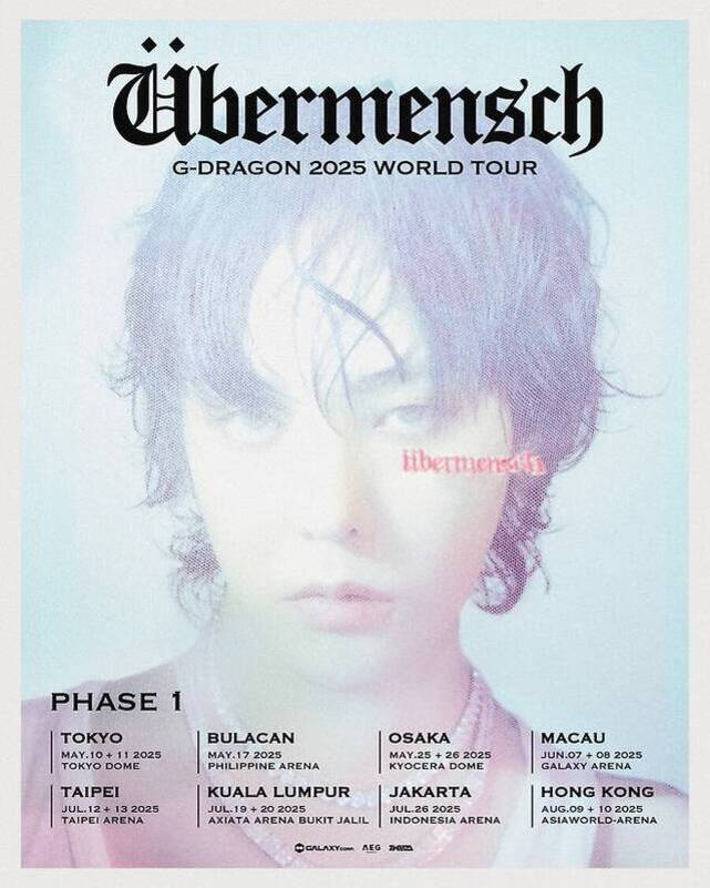 G-DRAGON의 2025년 월드 투어 'Übermensch'를 알리는 포스터. 흐릿하게 처리된 인물 사진 위에 대문자로 투어 제목과 일정이 적혀 있다. 각 도시와 공연장, 날짜가 하단 박스 안에 나열되어 있다.