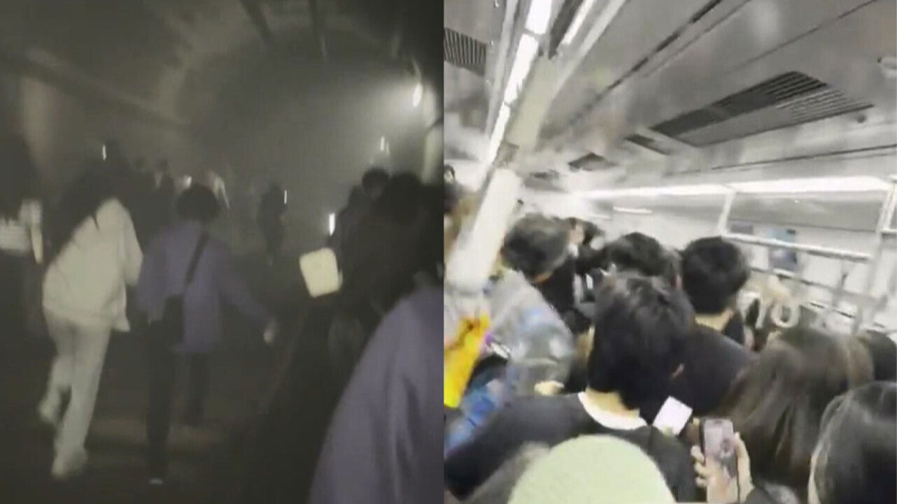 지하철 터널과 객차 안에서 많은 사람들이 혼잡하게 이동하고 있는 모습.