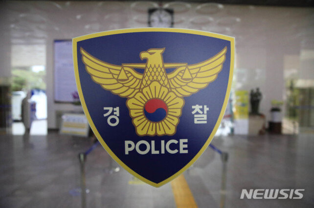 유리문에 부착된 대한민국 경찰 로고와 '경찰 POLICE' 글자가 보이는 모습