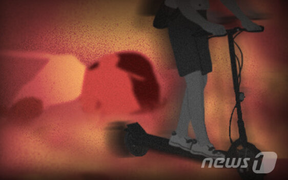 킥보드를 타는 사람의 실루엣과 배경에 누워있는 인물의 흐릿한 이미지가 있는 삽화.