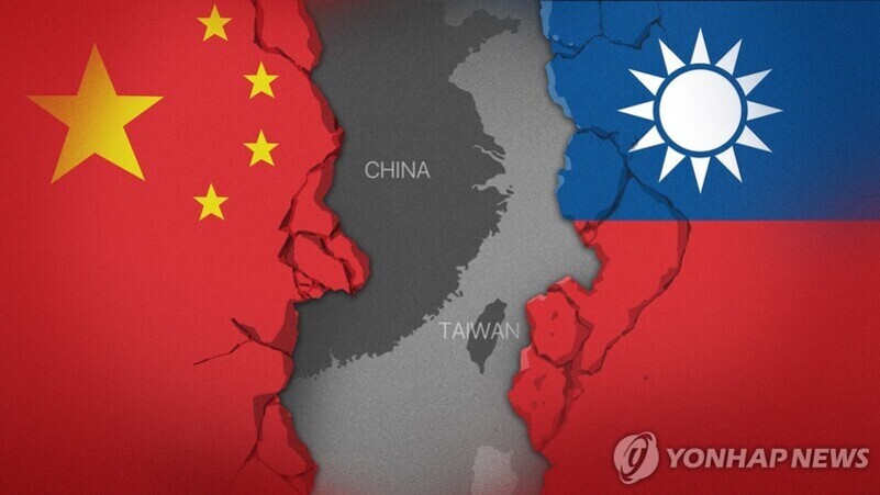 중국 국기와 대만 국기가 갈라진 지형을 사이에 두고 마주 보고 있으며, 지도에는 'CHINA'와 'TAIWAN'이 표시되어 있다.