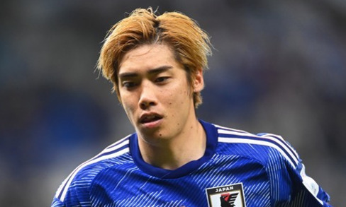 일본 축구 국가대표팀 유니폼을 입고 경기 중인 남성 선수의 모습