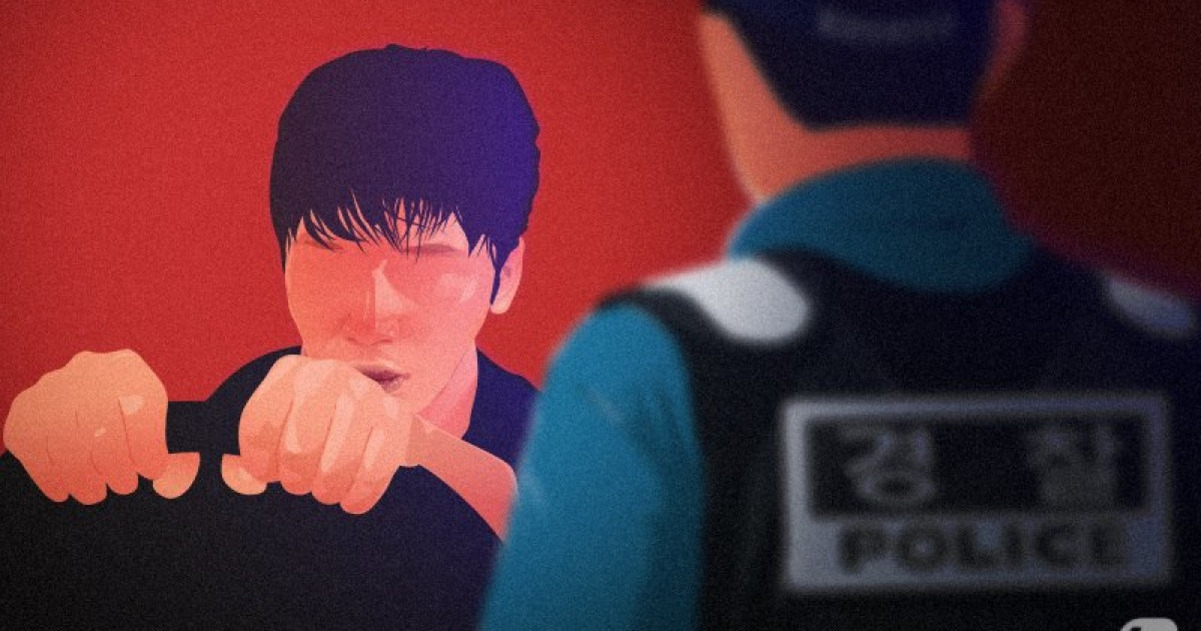 손에 수갑을 찬 남성이 경찰 앞에 서 있는 그림. 경찰의 등에는 '경찰'이라고 적혀 있다.