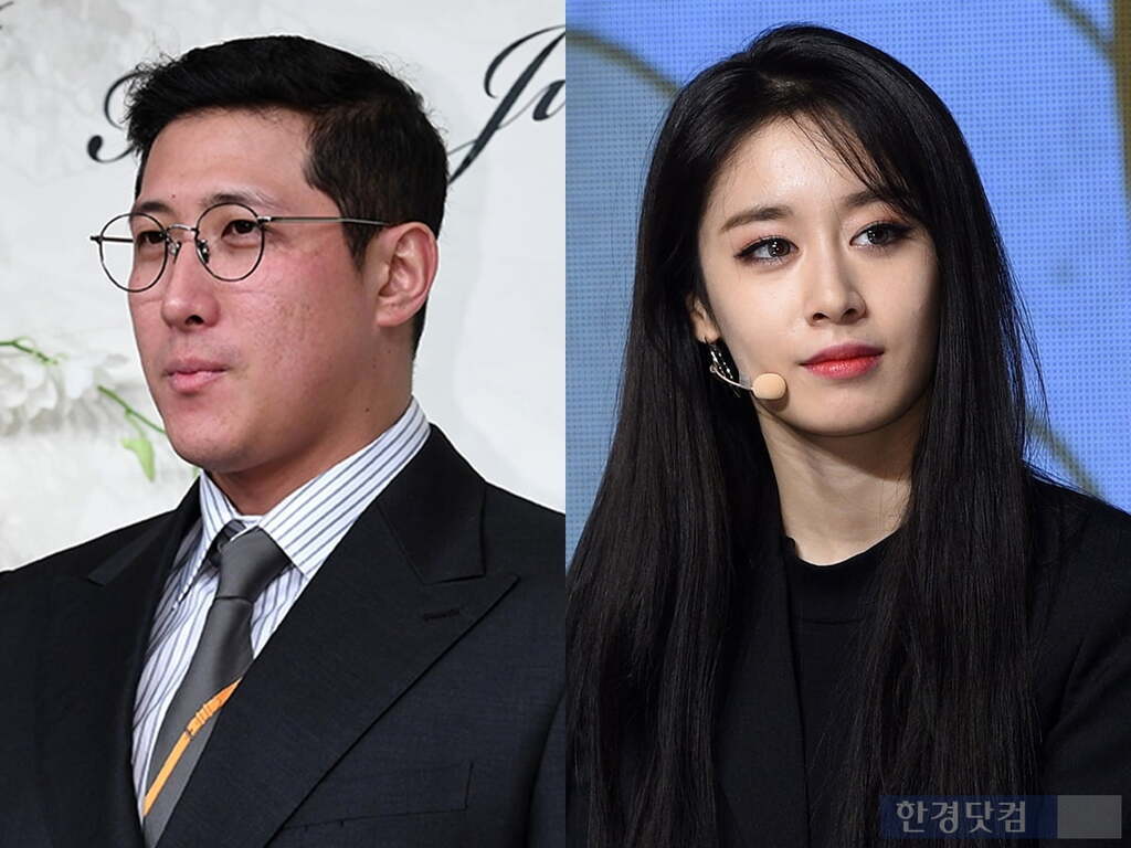 정장 차림의 남성과 검은 옷을 입고 긴 머리를 한 여성이 나란히 서 있는 모습