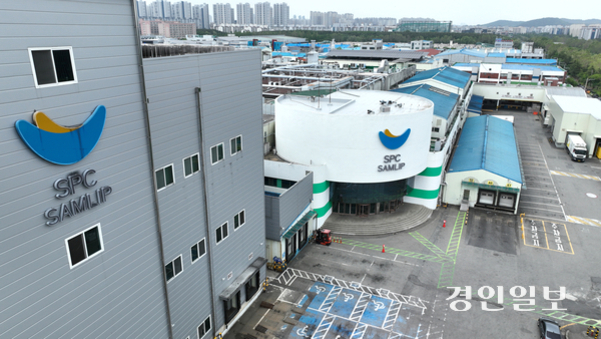 SPC 삼립 로고가 보이는 대형 공장 건물 외관과 주차장의 모습