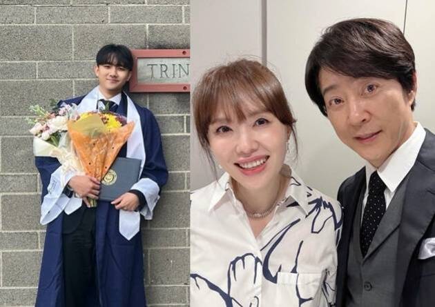 왼쪽에는 졸업가운을 입고 꽃다발과 졸업장을 든 청년이 있고, 오른쪽에는 남녀 두 명이 나란히 서서 미소 짓는 셀카 사진이다.