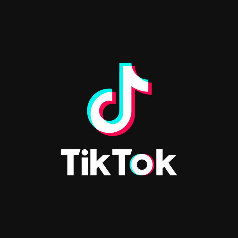 검은 배경에 흰색과 청록, 분홍색이 조합된 음표 모양의 로고와 'TikTok'이라는 글자가 있는 이미지