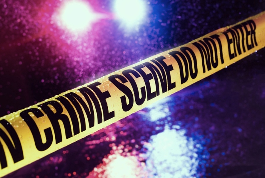 'CRIME SCENE DO NOT ENTER'라고 적힌 노란색 경고 테이프와 뒤에 퍼플, 파란 불빛이 비치는 장면
