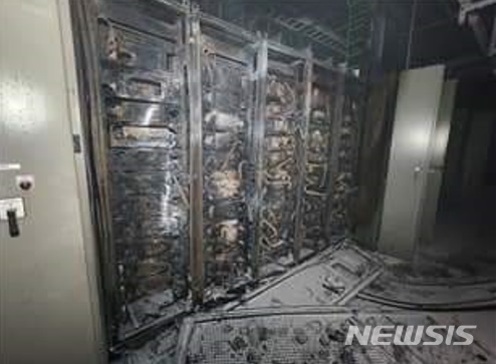화재로 심하게 그을리고 손상된 서버실 내부의 전기장비와 바닥에 떨어진 잔해물들, 오른쪽 하단에는 'NEWSIS' 워터마크가 있다.