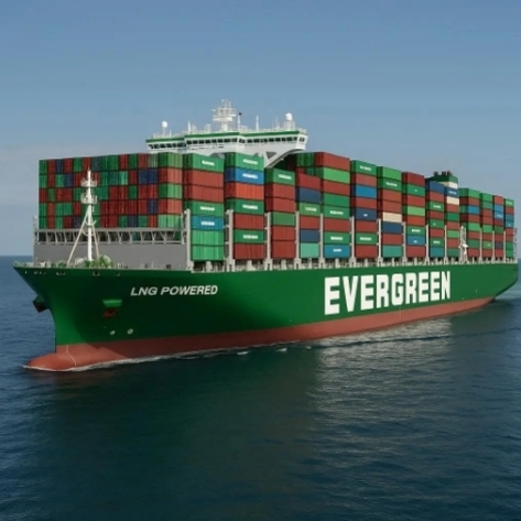 바다 위를 항해하는 초대형 컨테이너선, 선박 측면에 'EVERGREEN'과 'LNG POWERED'라는 글자가 적혀 있고 여러 개의 색색의 컨테이너가 쌓여 있다.