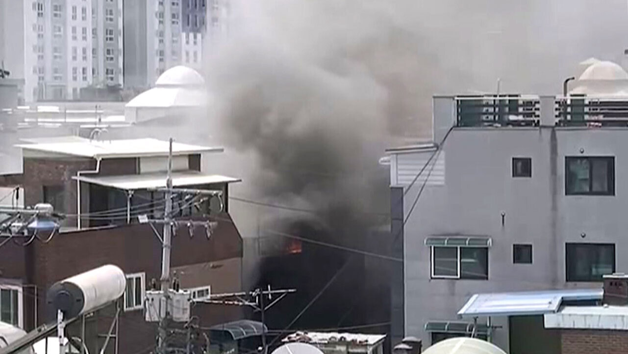 도심 주택가에서 검은 연기와 불길이 치솟고 있는 화재 현장