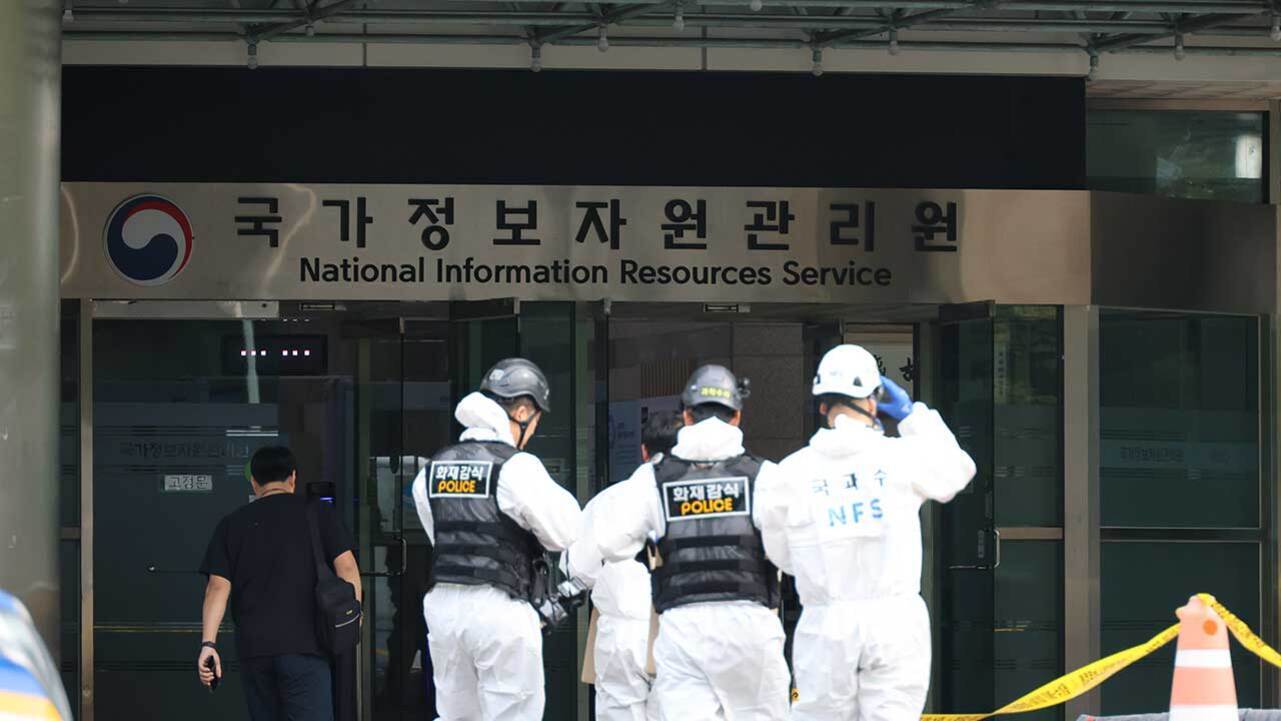 국가정보자원관리원 건물 입구 앞에서 경찰과 과학수사요원들이 조사 중인 모습