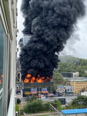도심 건물에서 큰 화재가 발생해 검은 연기와 불길이 치솟고 있는 모습