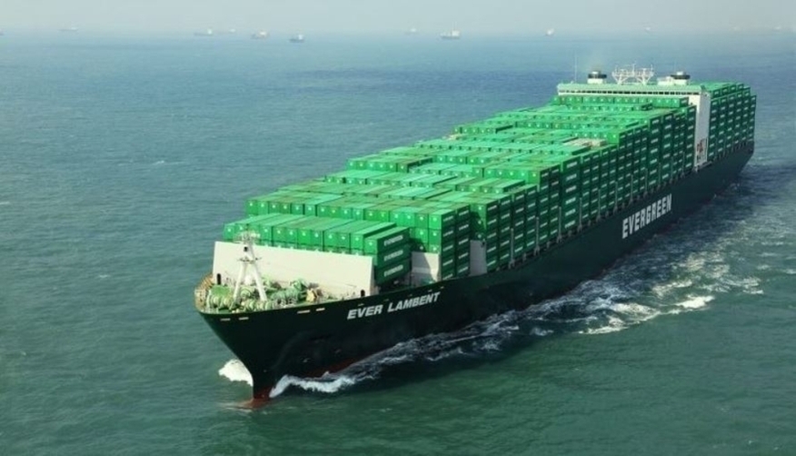 푸른 바다 위를 항해하는 대형 컨테이너선이 초록색 컨테이너들을 가득 싣고 있다. 배에는 'EVER LAMBENT'와 'EVERGREEN'이라는 글자가 보인다.