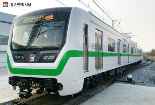 녹색 라인이 그려진 서울 지하철 전동차가 선로 위에 정차해 있다.