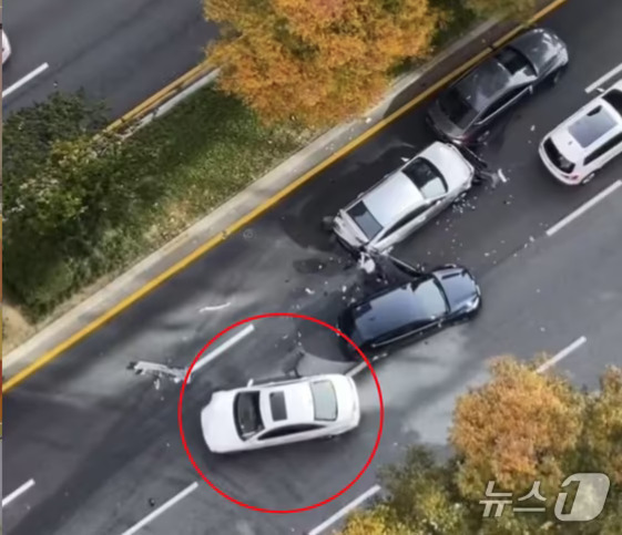 도로 위에서 여러 대의 차량이 연쇄 추돌 사고를 일으킨 장면이며, 흰색 차량이 빨간 원으로 강조되어 있다.