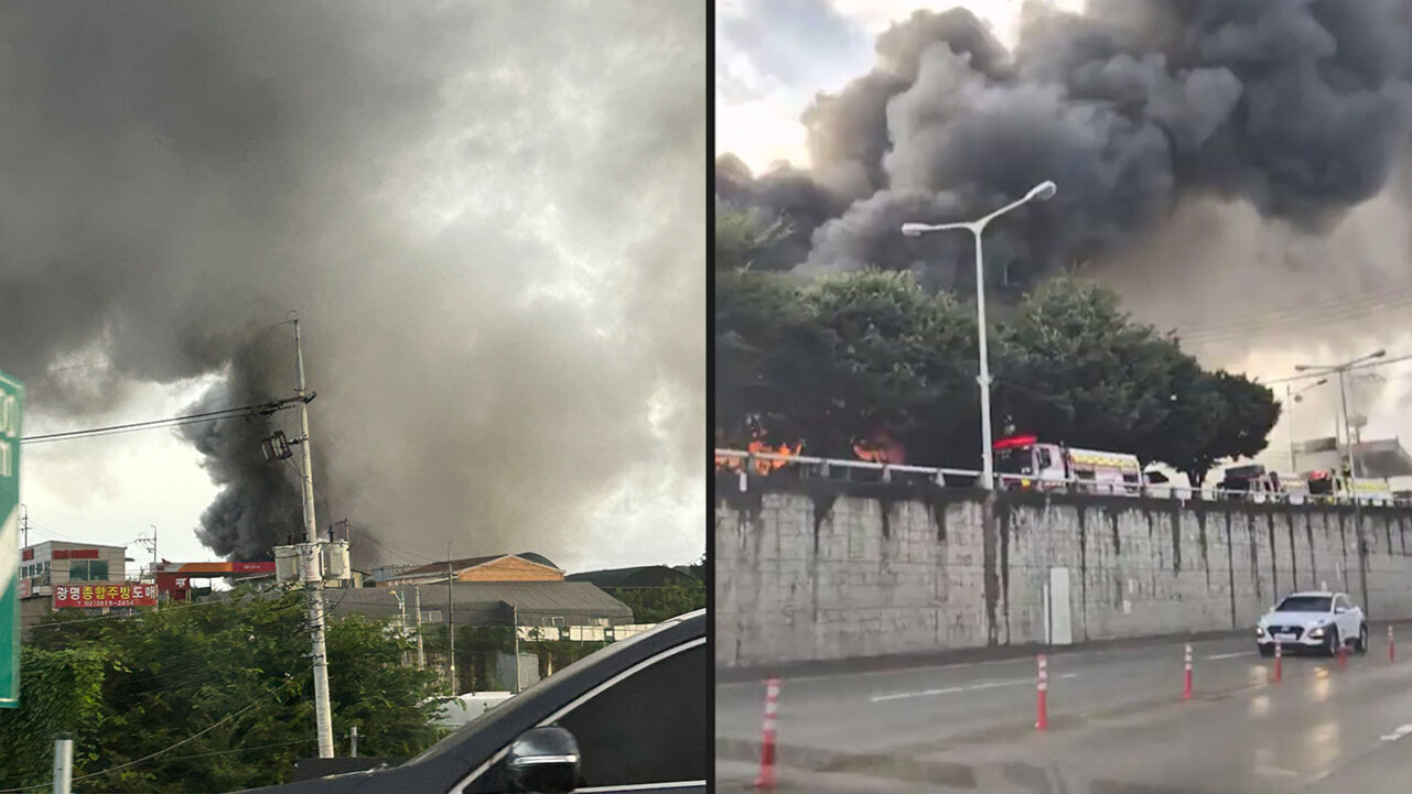 도심의 건물에서 큰 화재가 발생해 검은 연기가 하늘로 치솟고 있고, 소방차와 긴급 차량들이 현장에 출동해 있다.