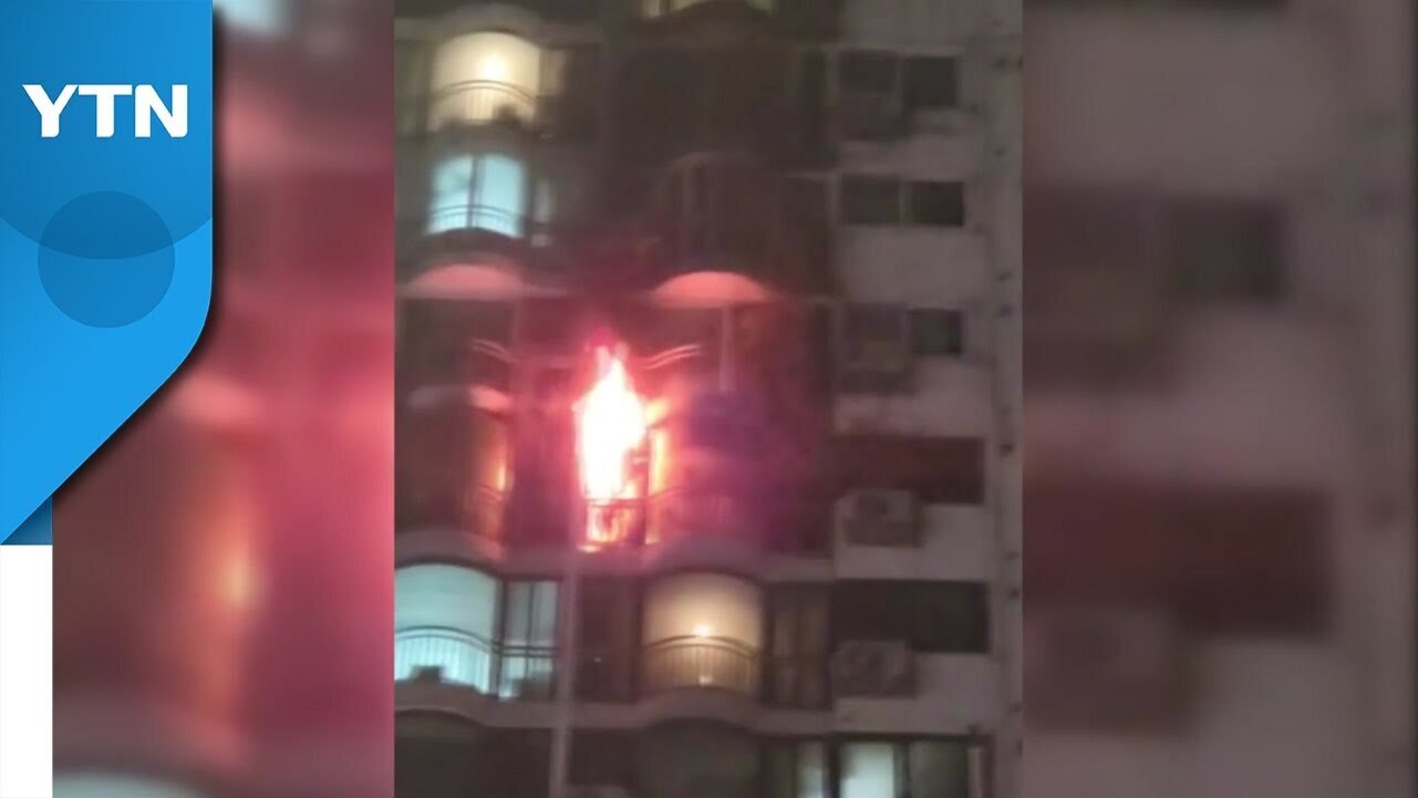 고층 아파트 건물의 한 가구에서 불길이 크게 번지고 있는 모습