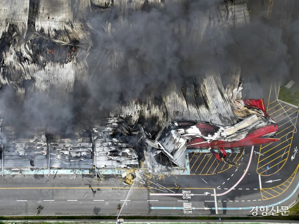 건물 지붕이 심하게 타고 검은 연기가 피어오르는 화재 현장의 항공 사진