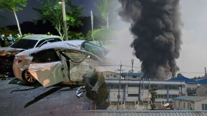 심하게 파손된 자동차와 대형 화재로 인한 검은 연기가 치솟는 건물의 모습이 합성된 이미지