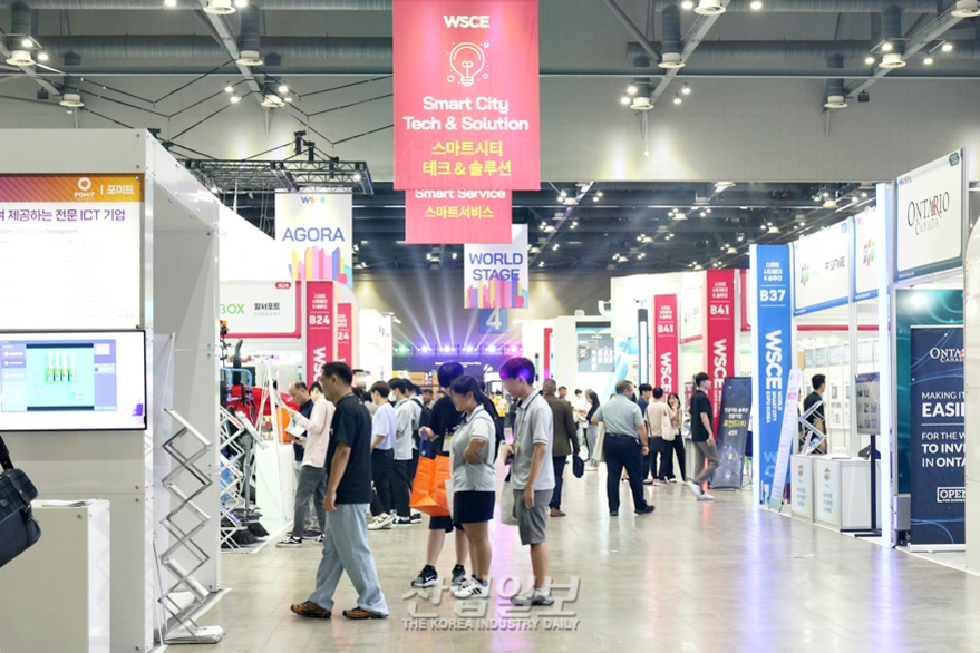 스마트시티 테크 & 솔루션 박람회 행사장에서 여러 부스와 사람들이 전시를 관람하고 있는 모습