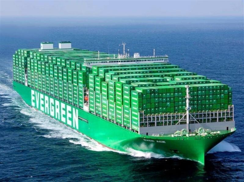 푸른 바다 위를 항해하는 초대형 녹색 컨테이너선, 배 옆면에 'EVERGREEN'이라는 글자가 크게 쓰여 있음.