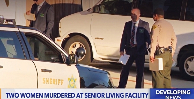 보안관 차량 앞에서 두 명의 남성 수사관과 한 명의 보안관이 대화하고 있다. 화면 하단에는 '노인 요양 시설에서 여성 2명 살해'라는 뉴스 자막이 표시되어 있다.