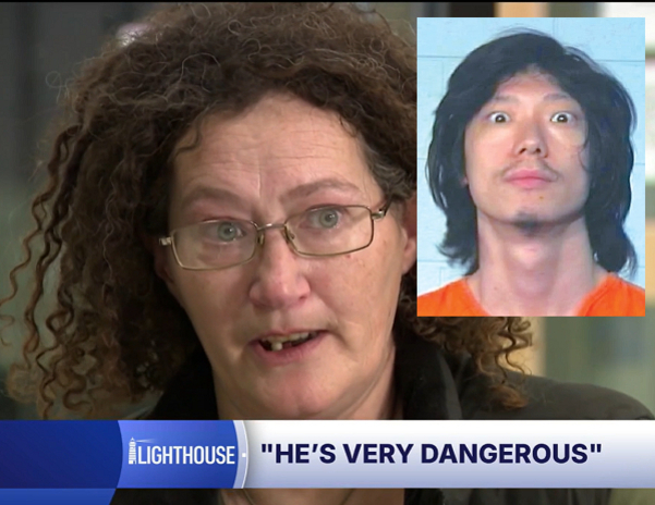 한 여성의 인터뷰 장면과 오른쪽 상단에 남성의 증명사진이 합성된 이미지. 화면 하단에는 'LIGHTHOUSE'와 'HE'S VERY DANGEROUS'라는 자막이 있음.