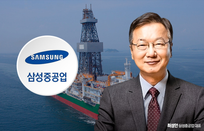 정장을 입은 남성이 해양 플랜트와 삼성중공업 로고 앞에 서 있다.